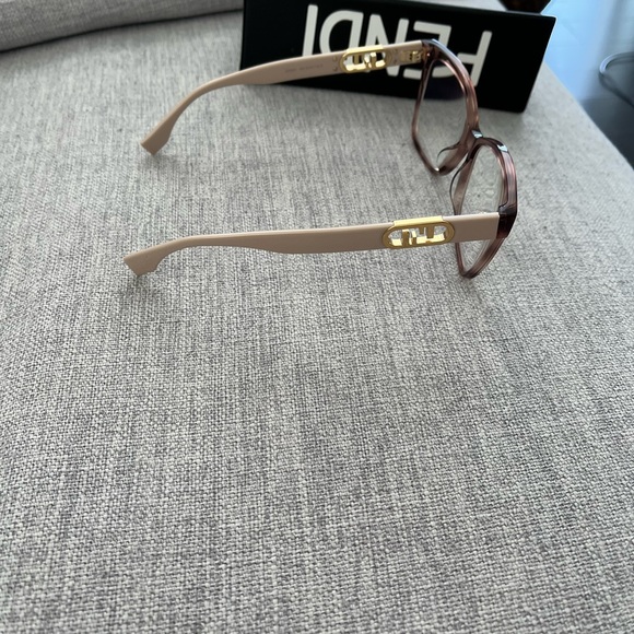 Fendi glassing with a reading lens. Brand new and never warn. - Picture 4 of 4